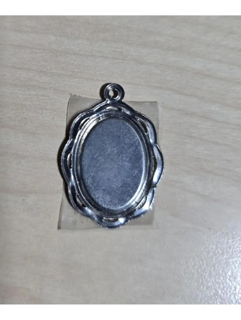 Oval Pendant 2 Birds Sitting On a Branch In A Silvertone Frame - Picture 3 of 3